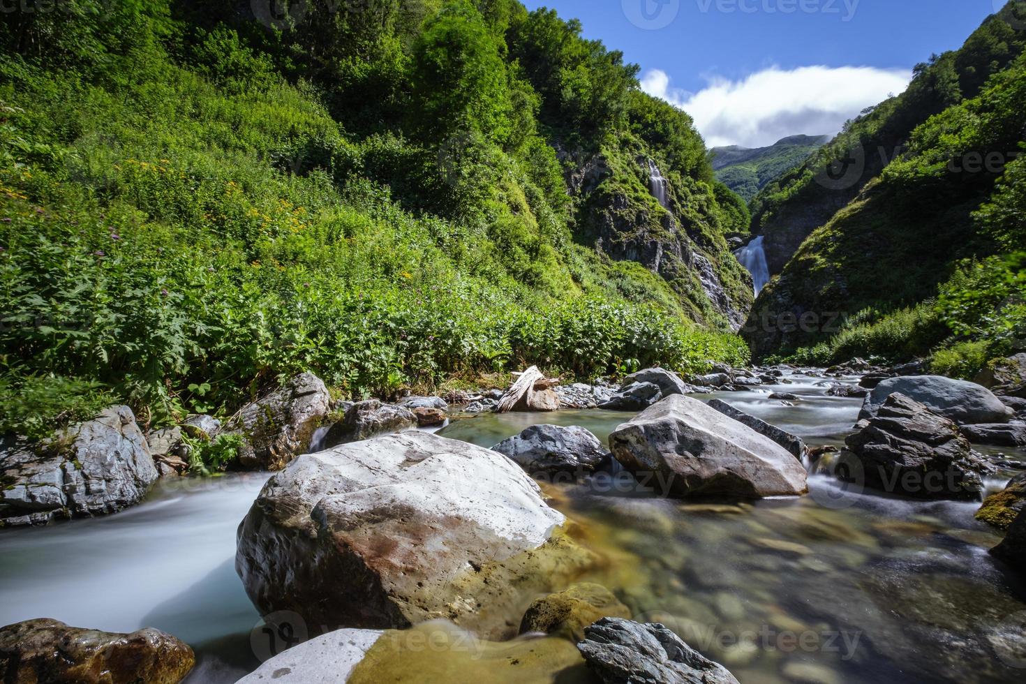 fiume betezivaya nel parco nazionale di chugush a krasna polyana sochi russia foto