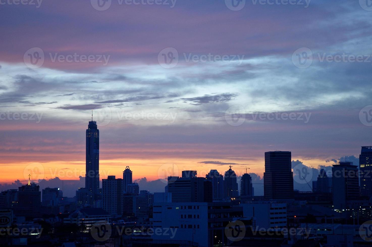 scrapper del cielo della thailandia della città di bangkok all'alba foto