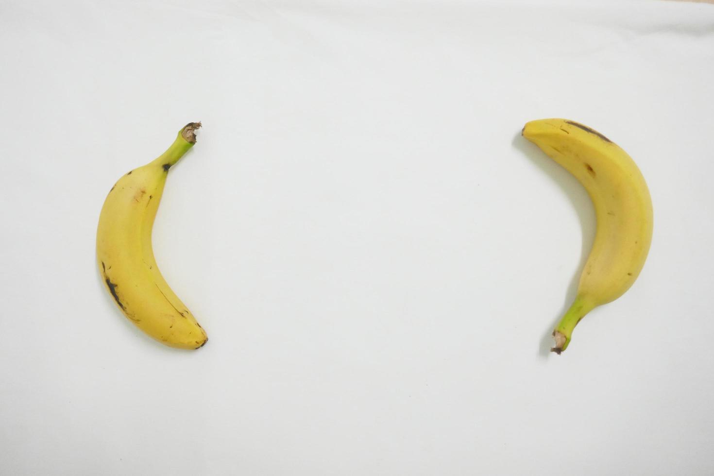 due banane delle isole canarie su sfondo bianco foto