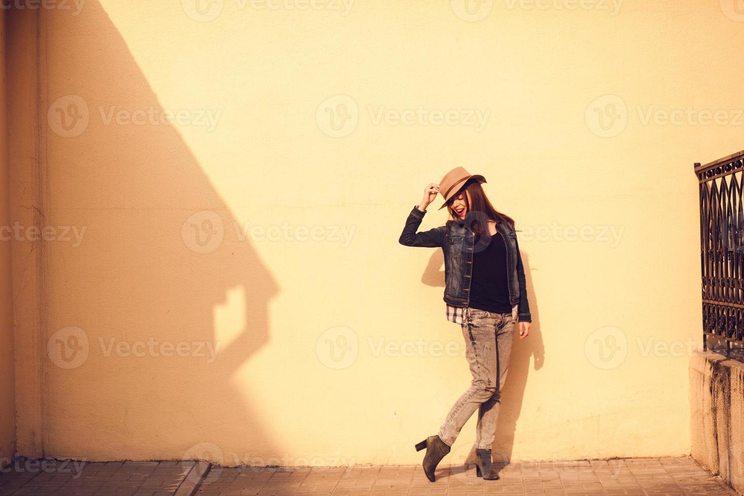 ragazza allegra in posa sullo sfondo della parete foto