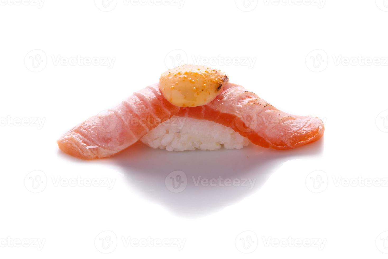 sushi traboccante, salmone bruciato con salsa di maionese foto