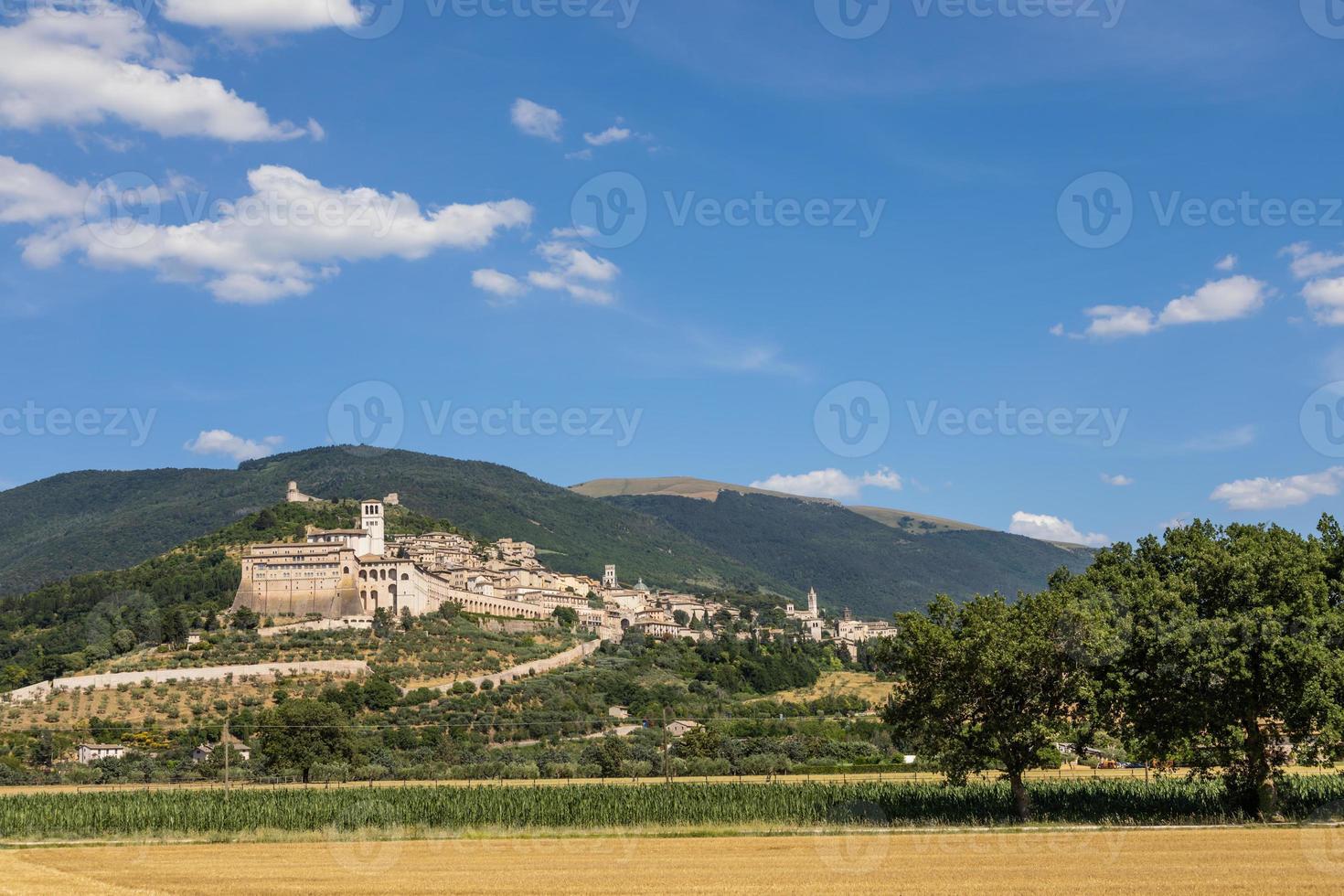 villaggio di assisi nella regione umbria, italia. la cittadina è famosa per la più importante basilica italiana dedicata a s. francesco - san francesco. foto