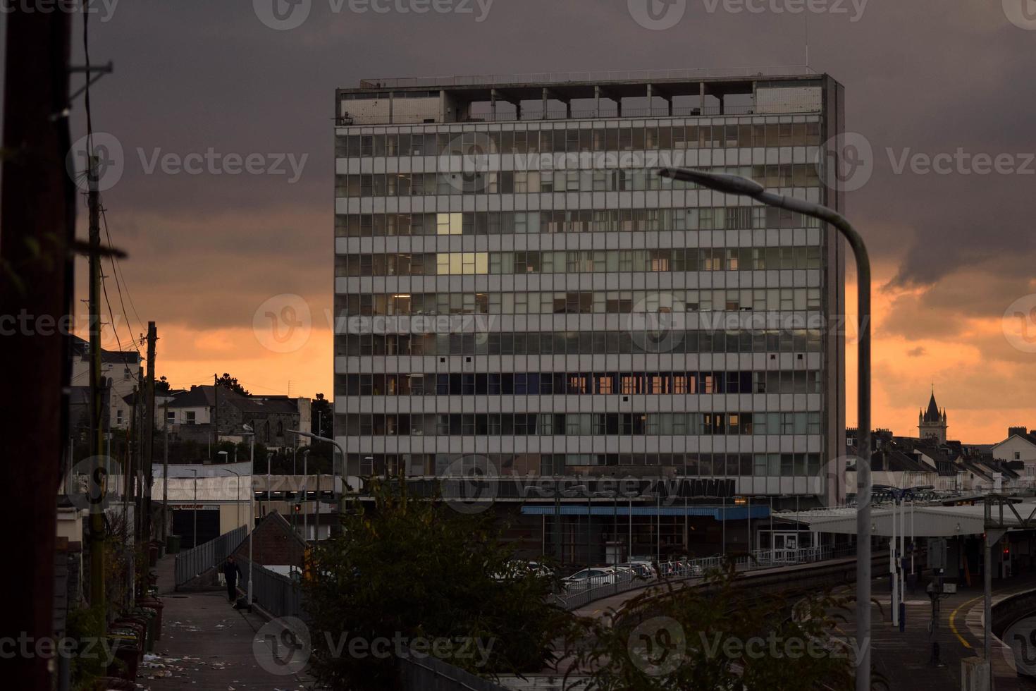 edificio della città al tramonto foto