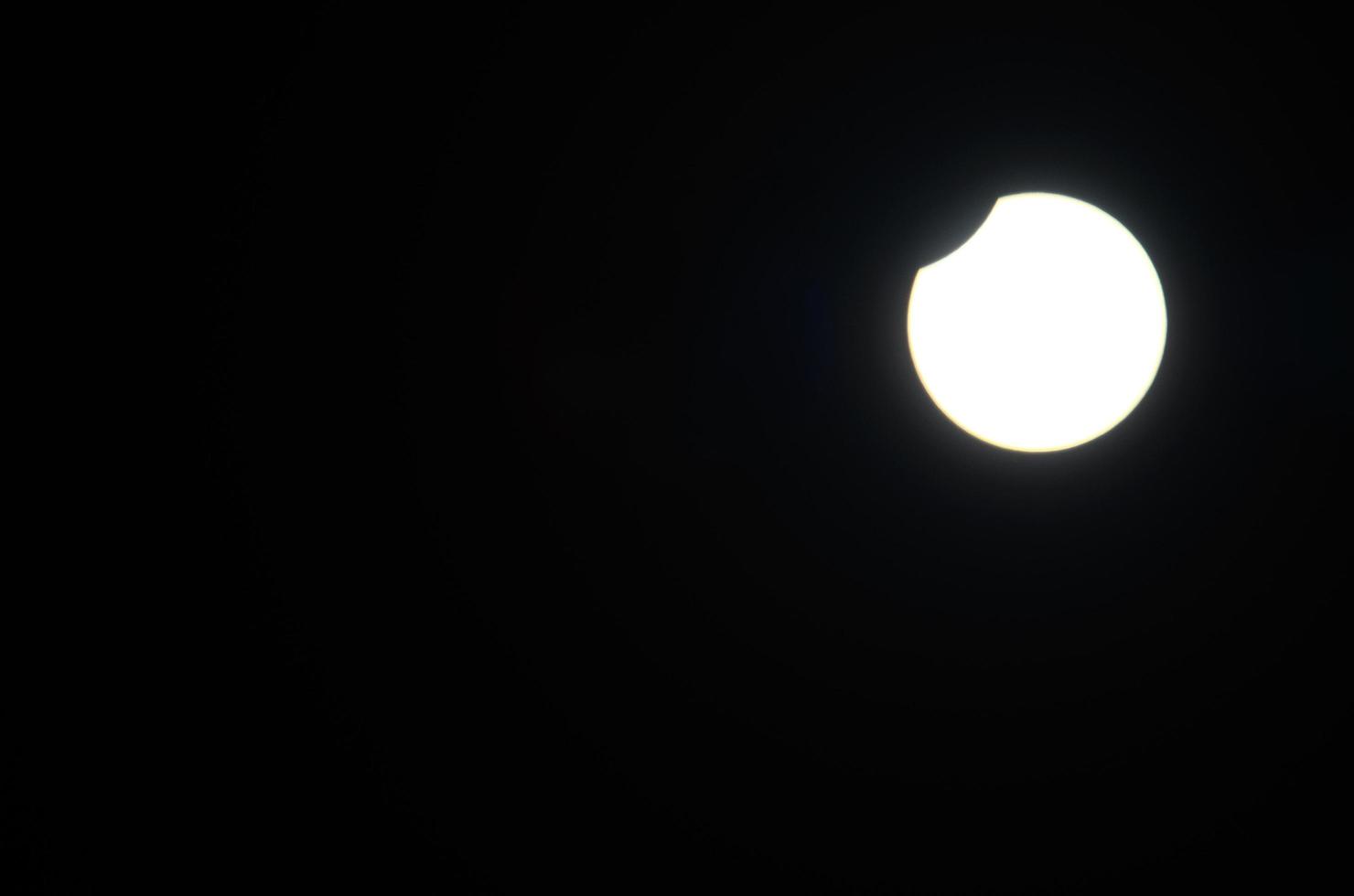 si verifica un'eclissi parziale luminosa della luna foto