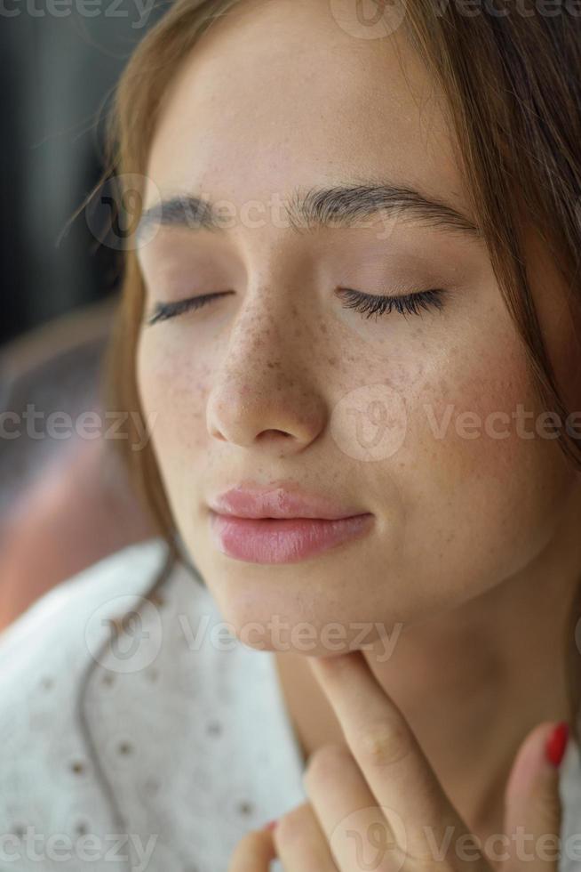 ritratto ravvicinato di una giovane bella donna. le donne guardano nell'inquadratura. foto