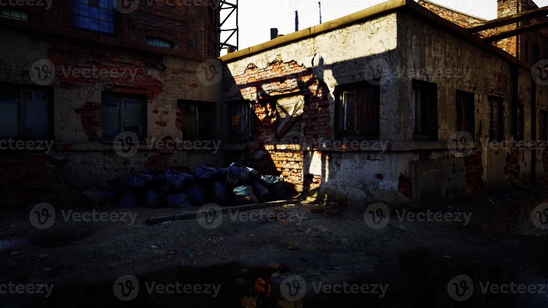 vecchi edifici industriali abbandonati in fabbrica foto