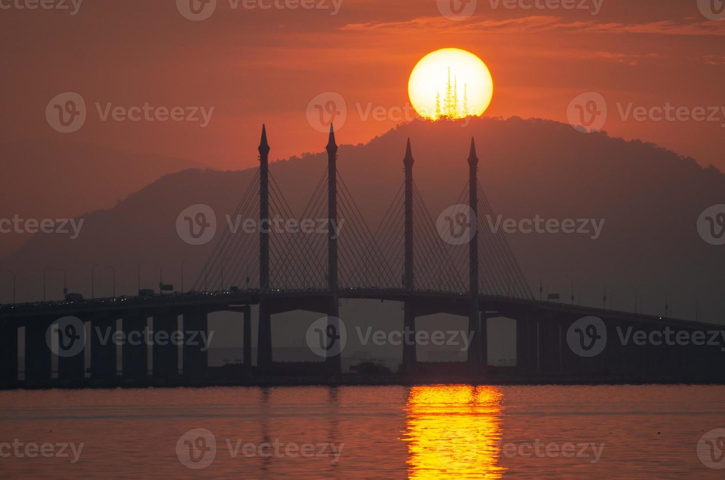 mattina tuorlo d'uovo alba sul ponte di penang foto