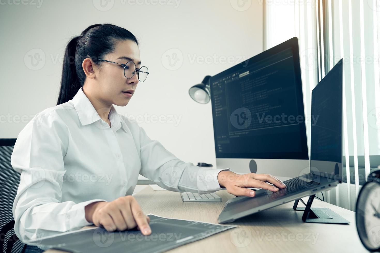 gli sviluppatori di software stanno analizzando il codice scritto nel programma sul computer nella stanza dell'ufficio. foto