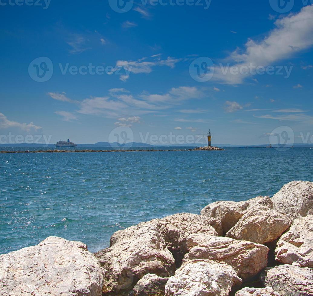 il faro in mare foto