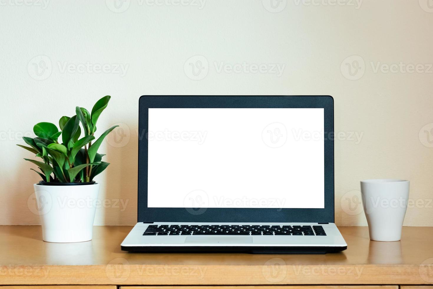 mockup spazio di copia computer notebook concetto di laptop, tastiere sul computer portatile con schermo di copia balnk per il contenuto pubblicitario, schermo bianco. foto