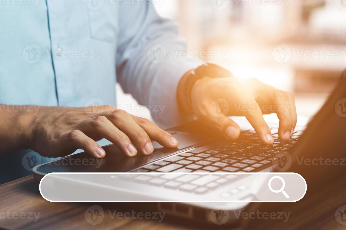 mano d'uomo che usa il laptop per trovare cose che ti interessano. trovare informazioni sui concetti di rete Internet. foto