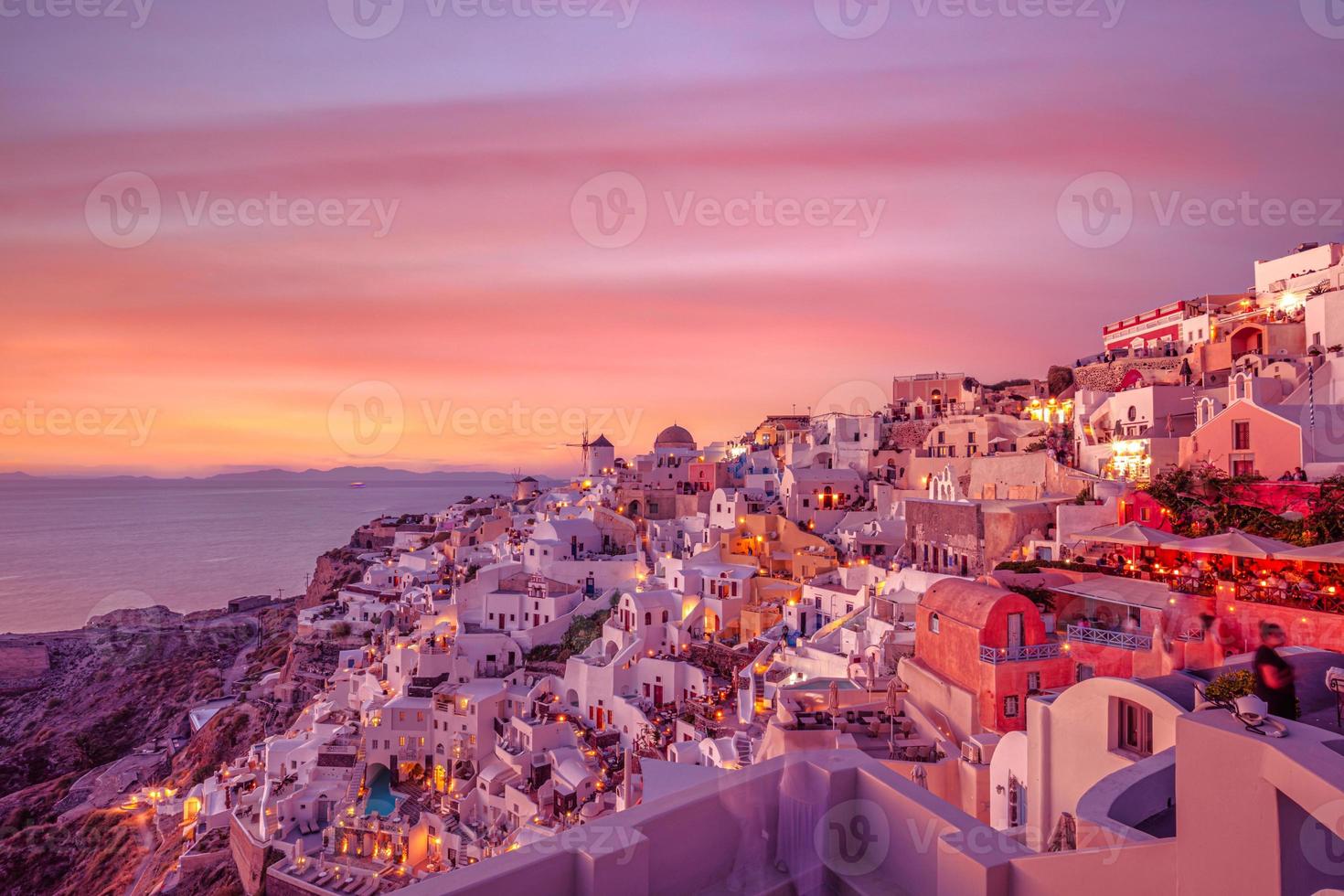 incredibile vista serale dell'isola di santorini. pittoresco tramonto primaverile sul famoso villaggio di fira, grecia, europa. sfondo del concetto di viaggio. paesaggio artistico al tramonto di ispirazione, vacanza da sogno foto