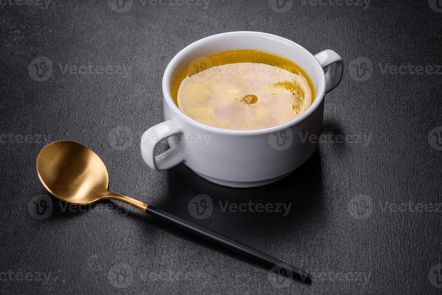 zuppa di piselli freschi in una ciotola su sfondo nero. cucinare a casa foto