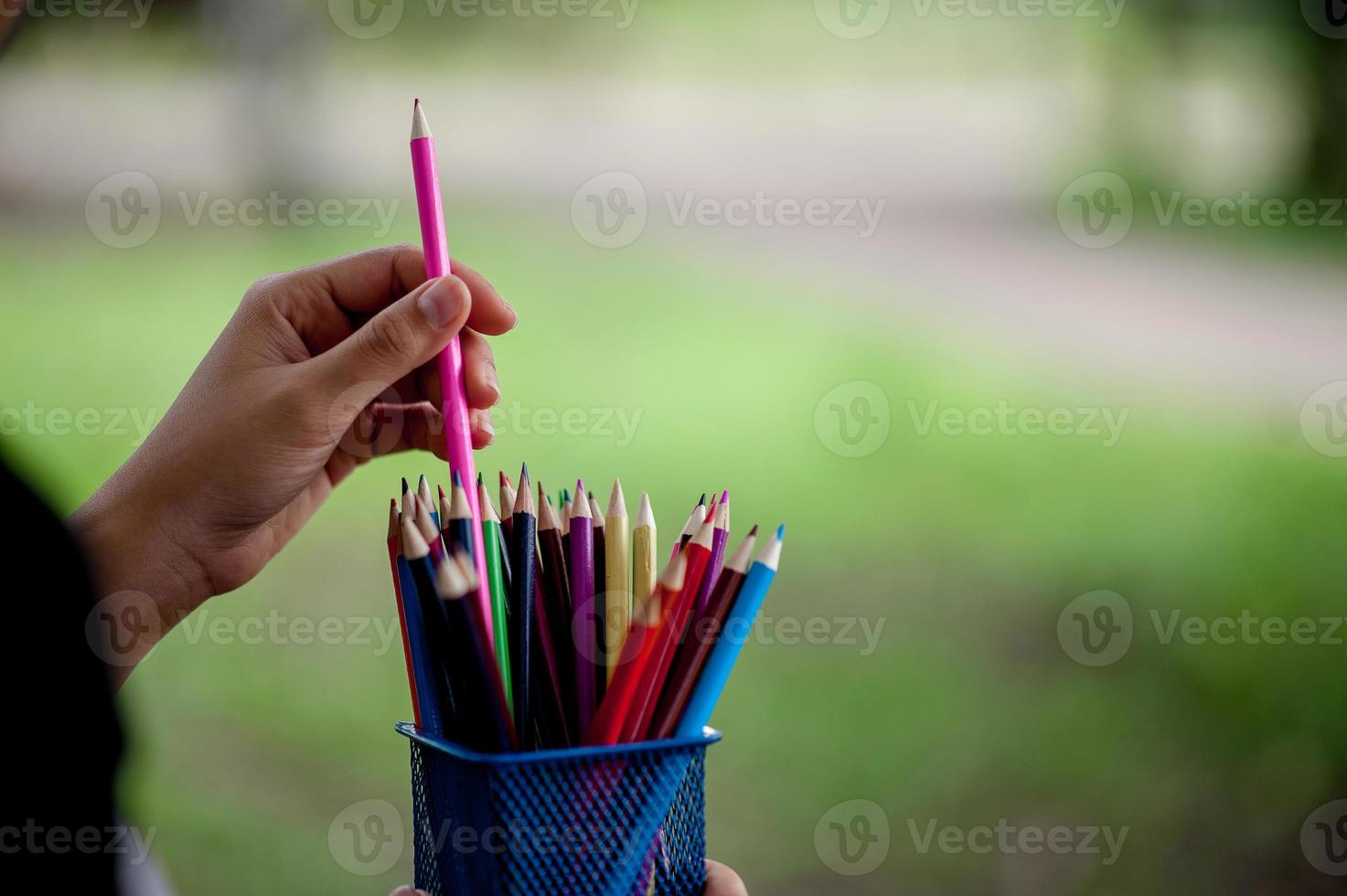 immagini a mano e a matita, concetto di educazione a colori di sfondo verde con spazio per la copia foto