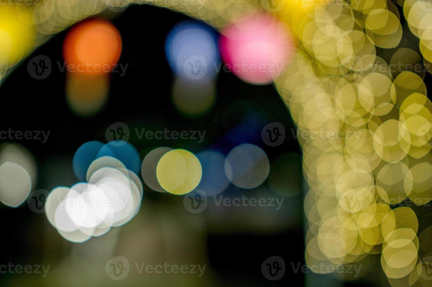 luci colorate il giorno di capodanno, luci circolari bokeh, immagine di sfondo con spazio per la copia. foto