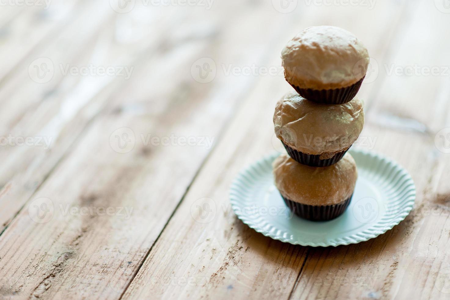 il pane viene messo in tavola la mattina di ogni giorno, pronto da mangiare concept food con spazio per la copia. foto