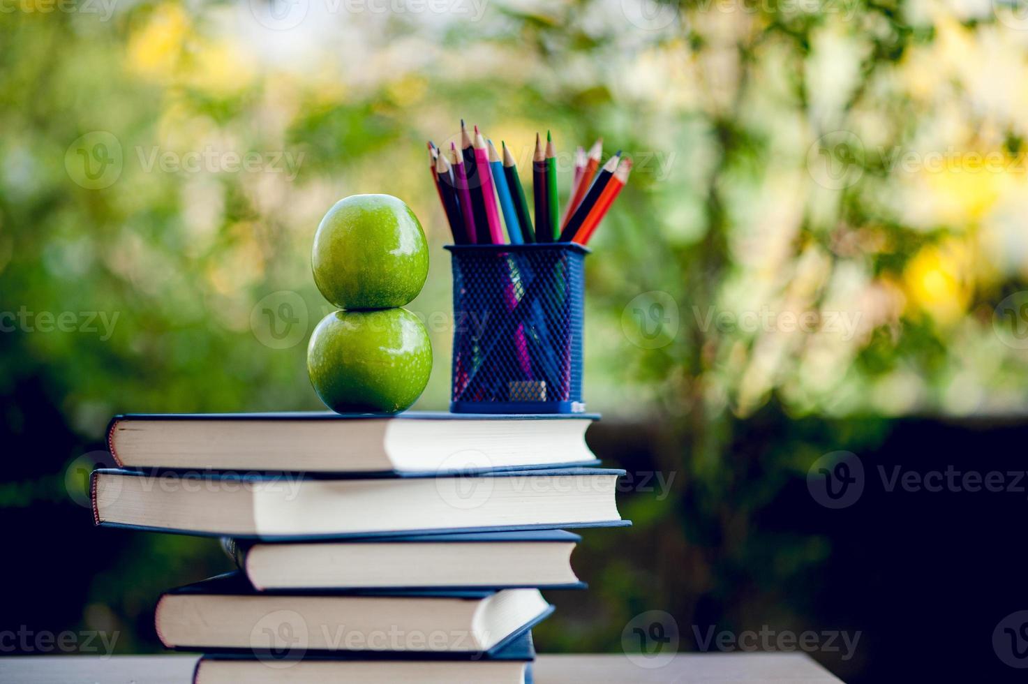 l'immagine del libro è posta sul tavolo, concetto di educazione dei materiali didattici con spazio per la copia foto