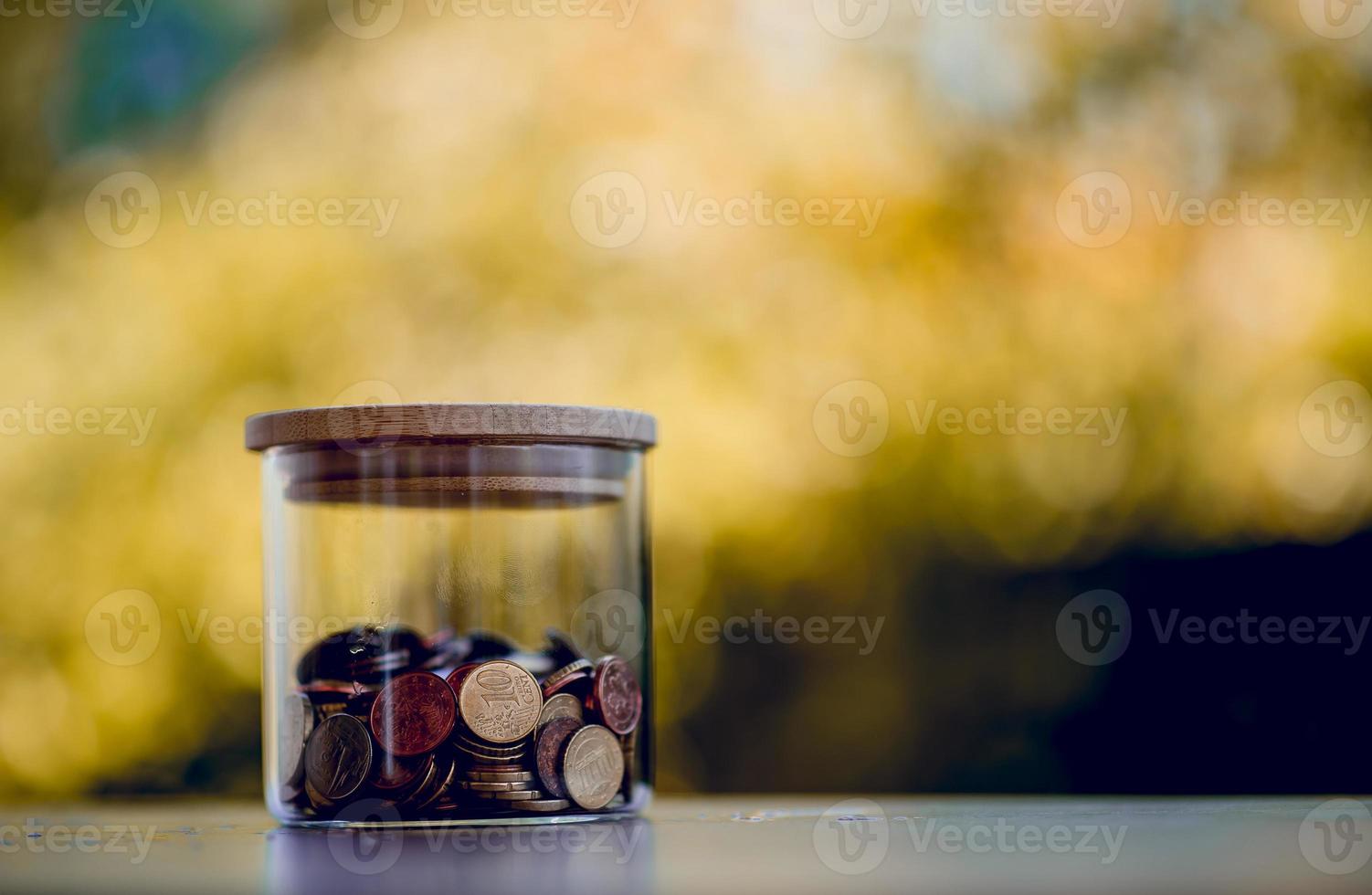 immagine del concetto di valore della moneta di risparmiare denaro per futuri amici con spazio di copia foto