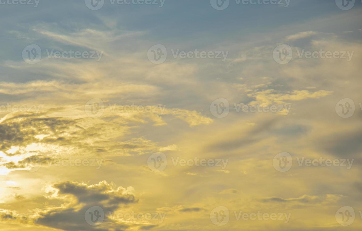 sfondo del cielo con la nuvola. natura astratta, il cielo giallo con alcune nuvole dà una sensazione di luminoso, aperto e arioso foto