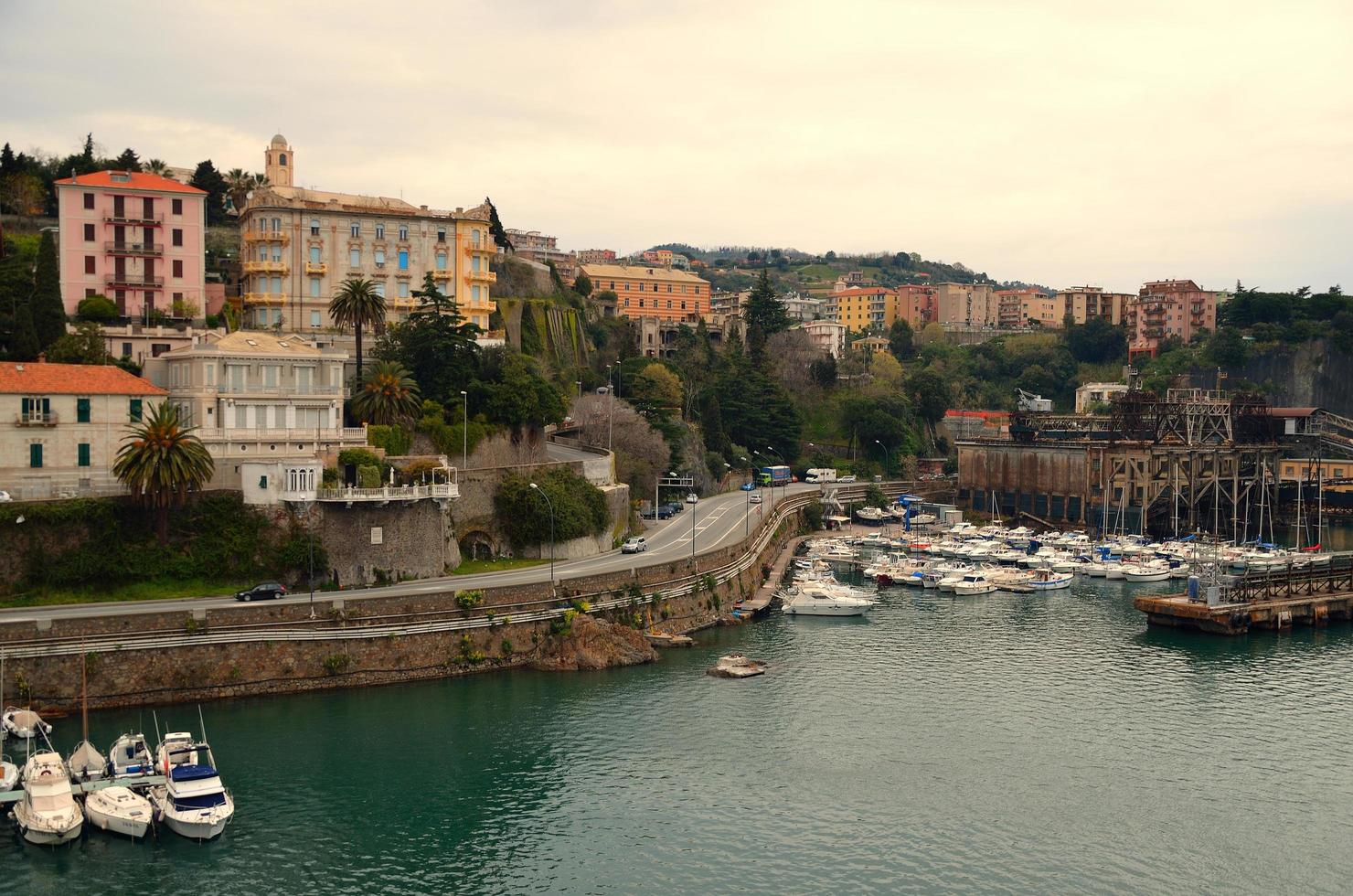 barche e strada a savona foto