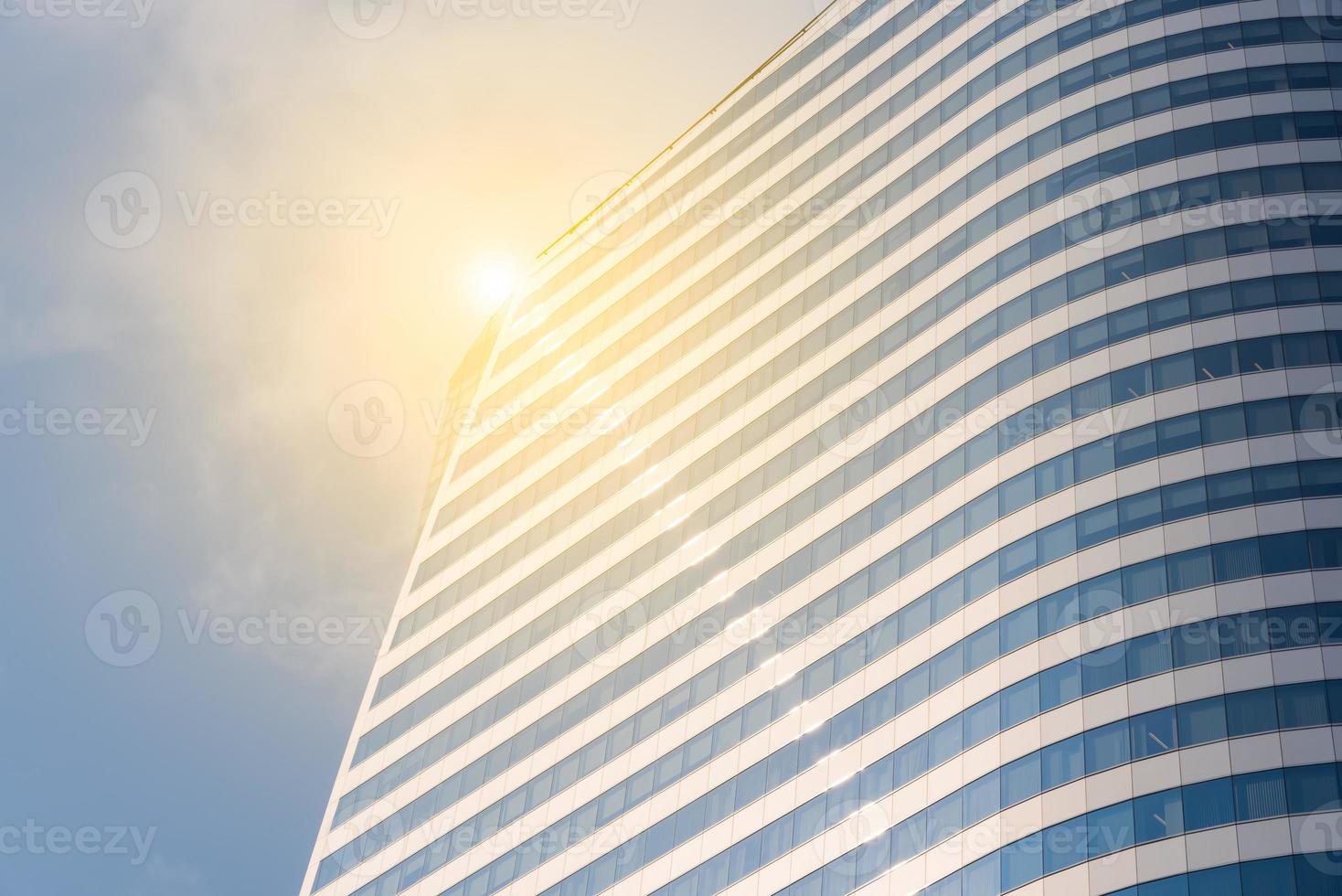 modello in costruzione con la riflessione della luce solare e lo sfondo del cielo blu. foto