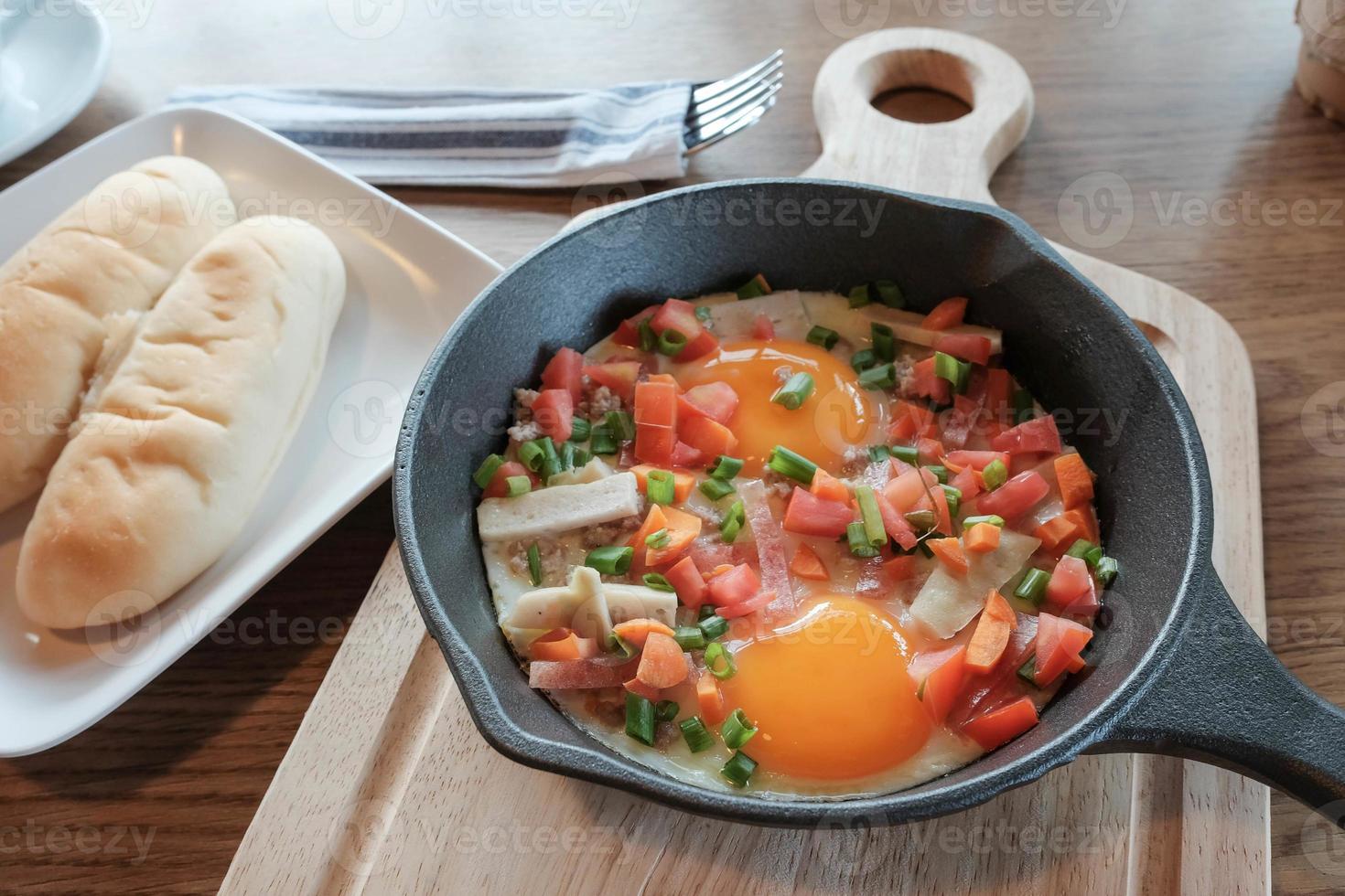 uova fritte in padella con carne di maiale e tutte le verdure su tavola di legno. è in stile vietnamita e popolare nel sud-est asiatico. foto