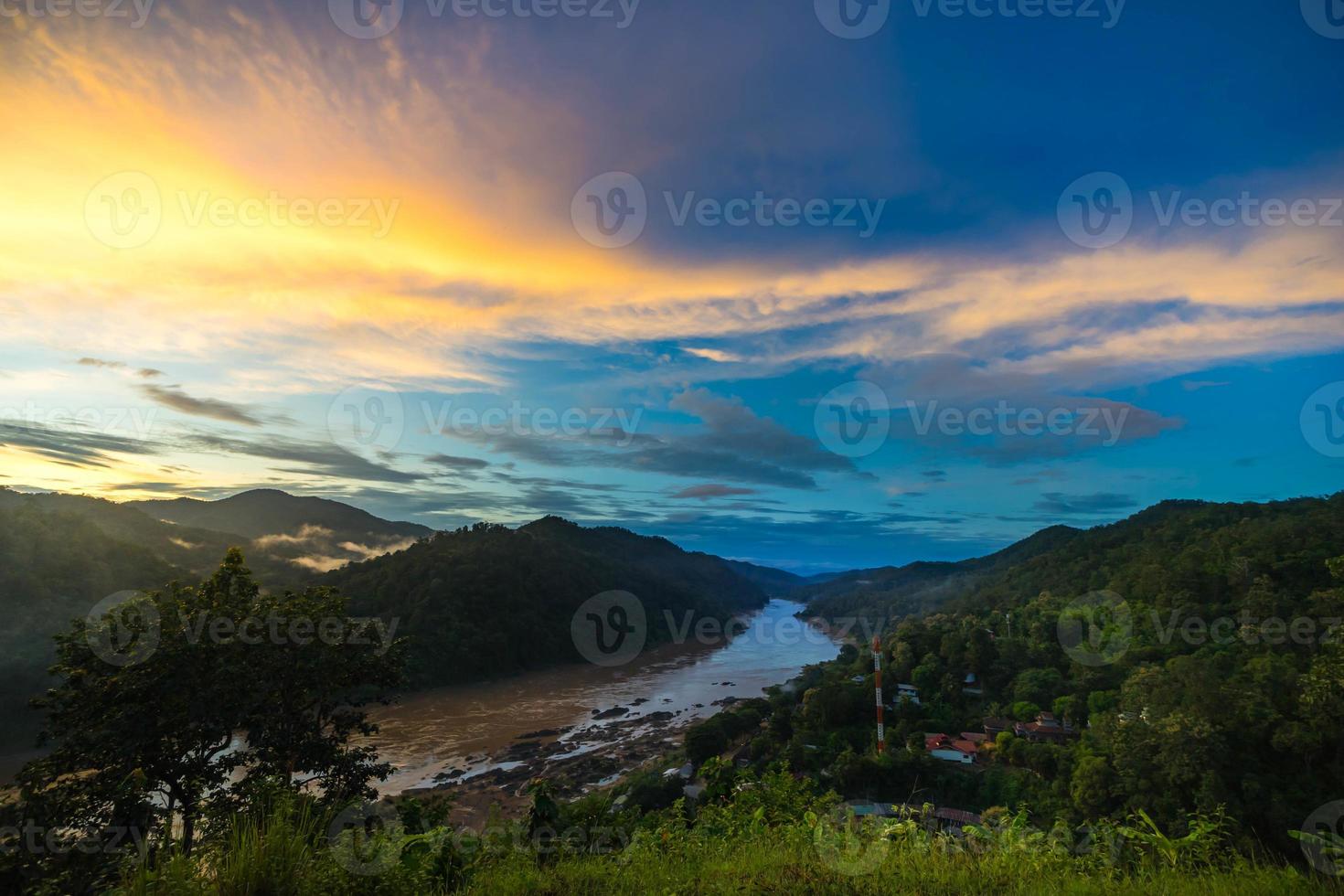 fiume salween sul divieto di mae sam laep, distretto di sop moei, provincia di mae hong son tra la tailandia e il confine del myanmar al crepuscolo. foto