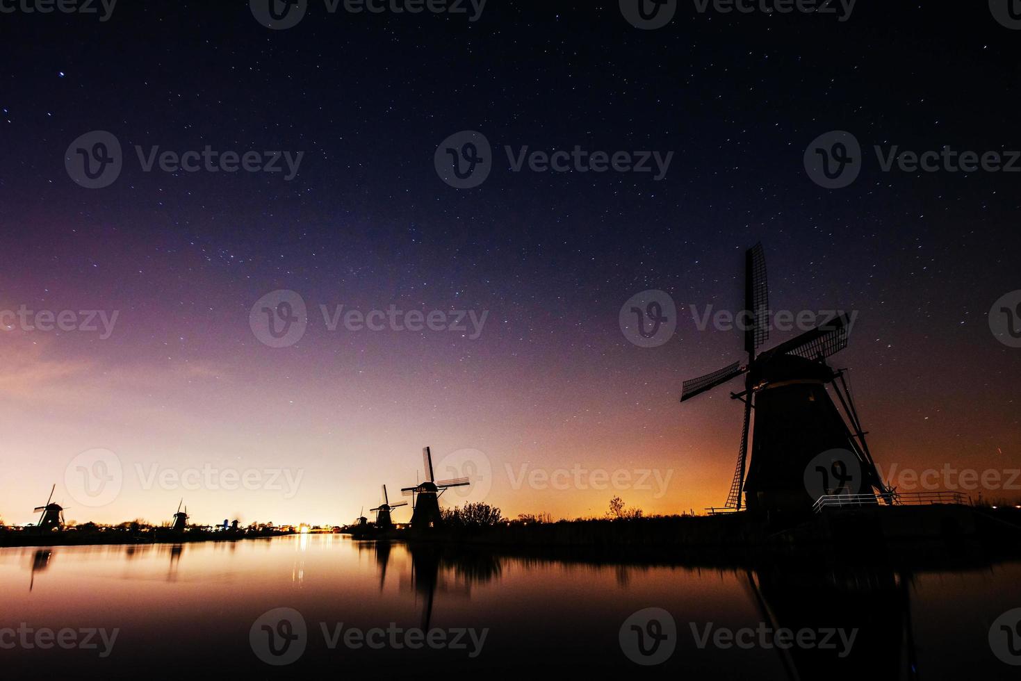 cielo stellato sopra i mulini olandesi. foto