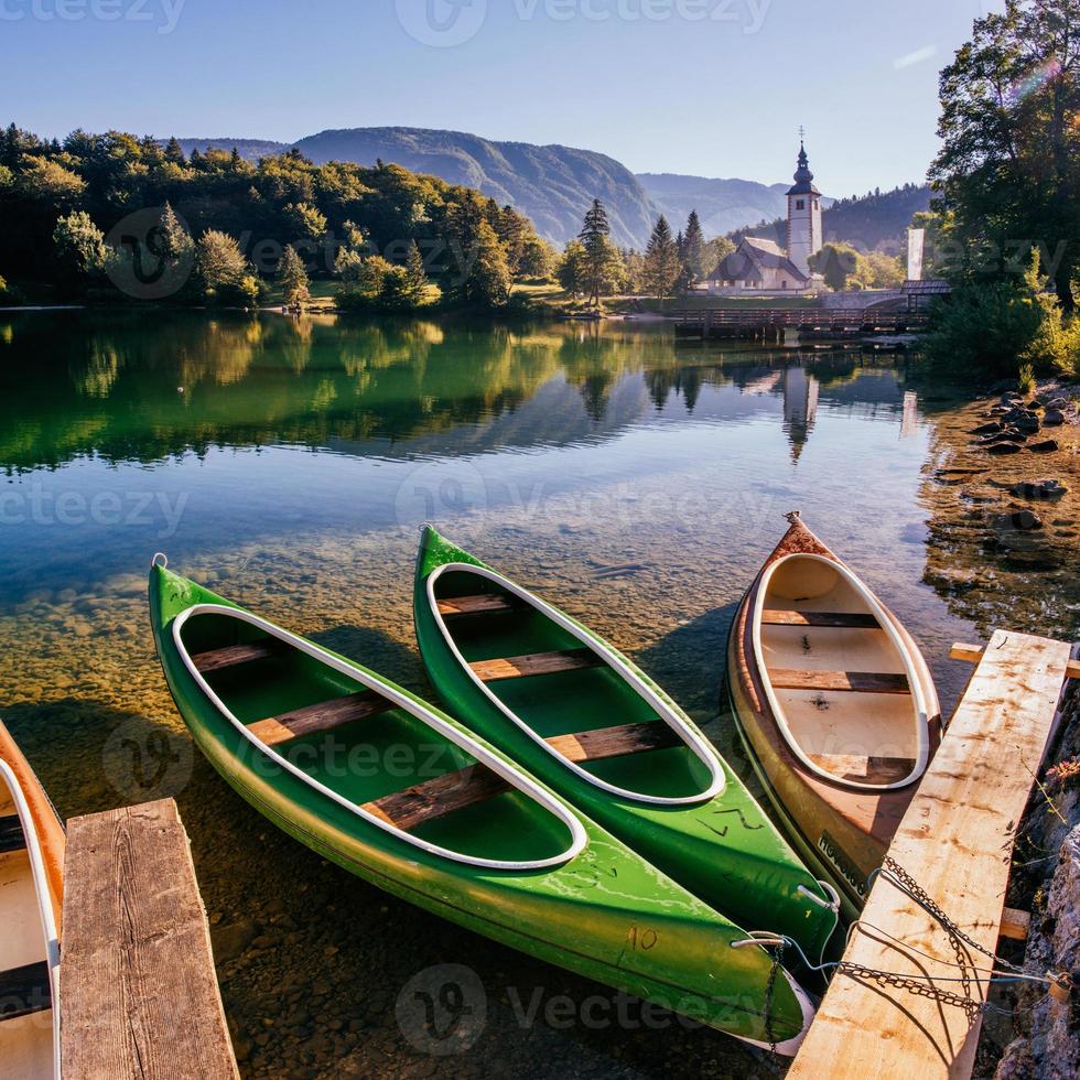 barche da diporto al lago foto