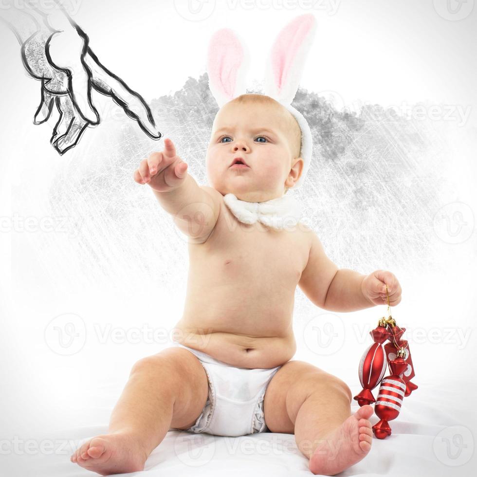 bambino con orecchie da coniglio e caramelle foto