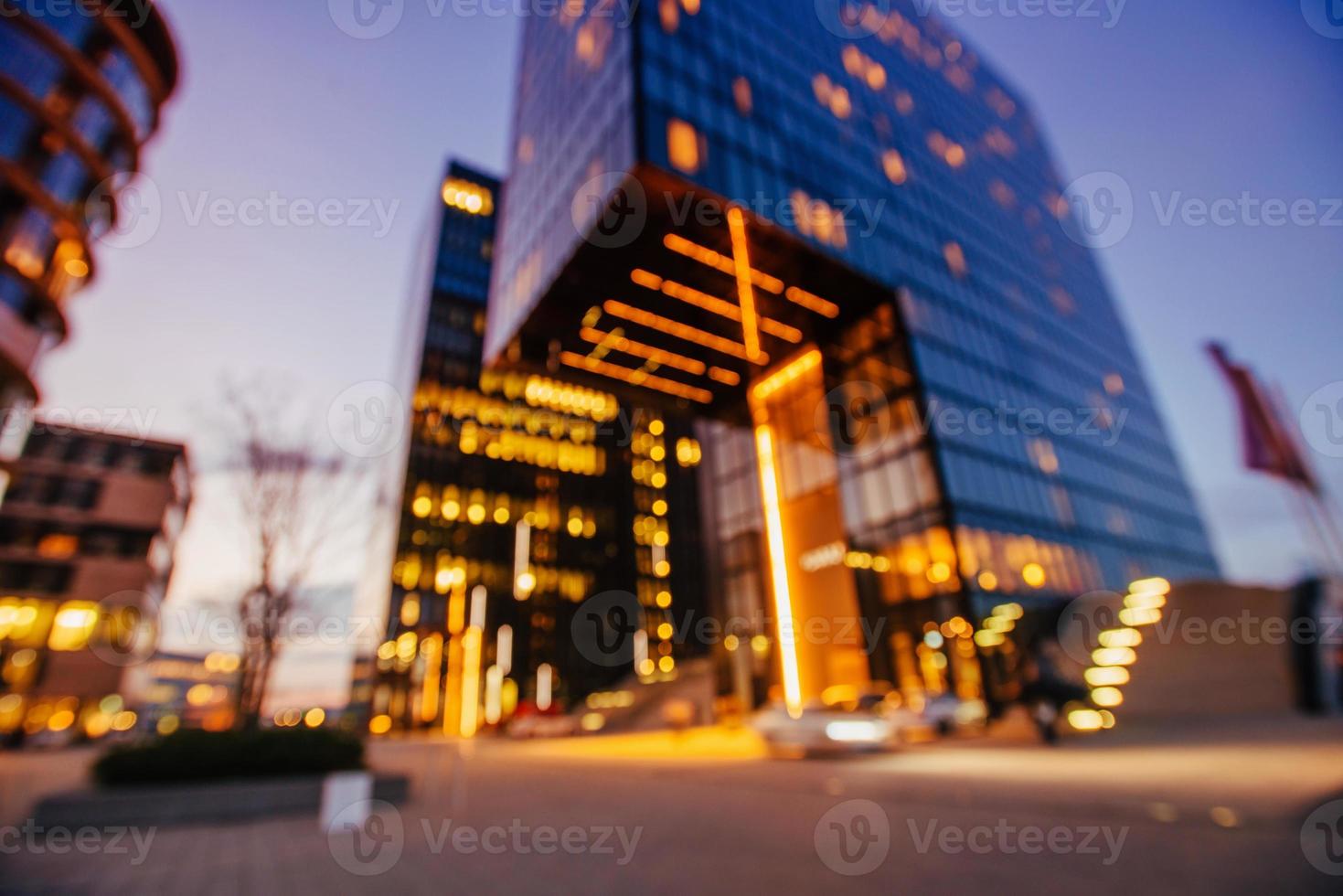 città notturna di dusseldorf. hotel hyatt.germania. dorso sfocato naturale foto