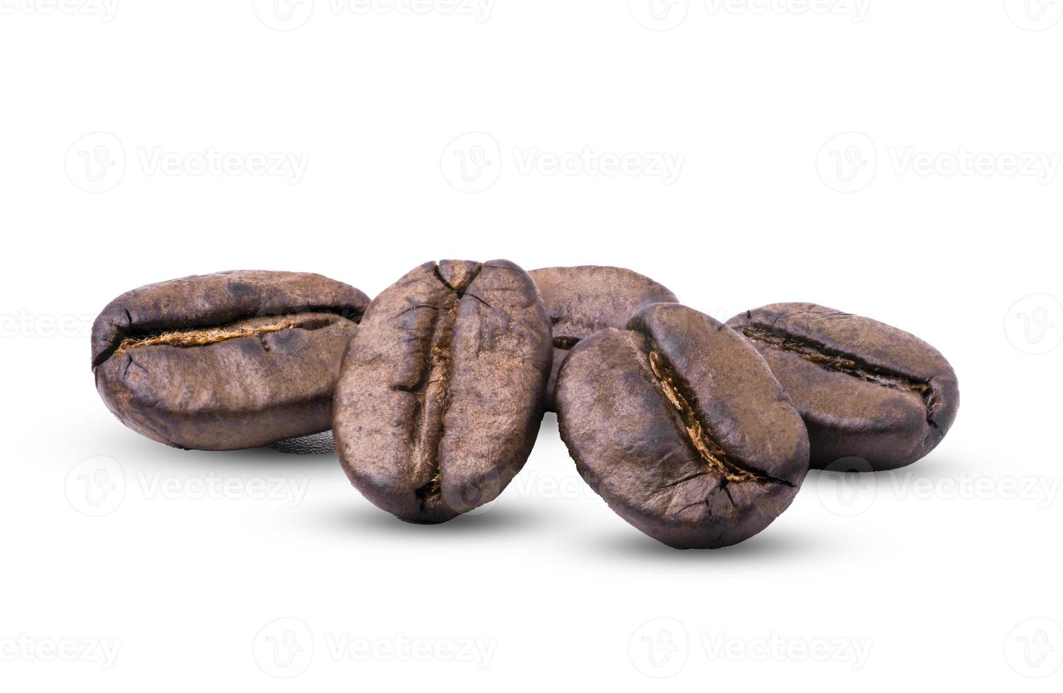 primo piano isolato di chicchi di caffè tostati lucidi su sfondo bianco e tracciato di ritaglio, il caffè è caffeina e concetto di bevanda popolare. foto