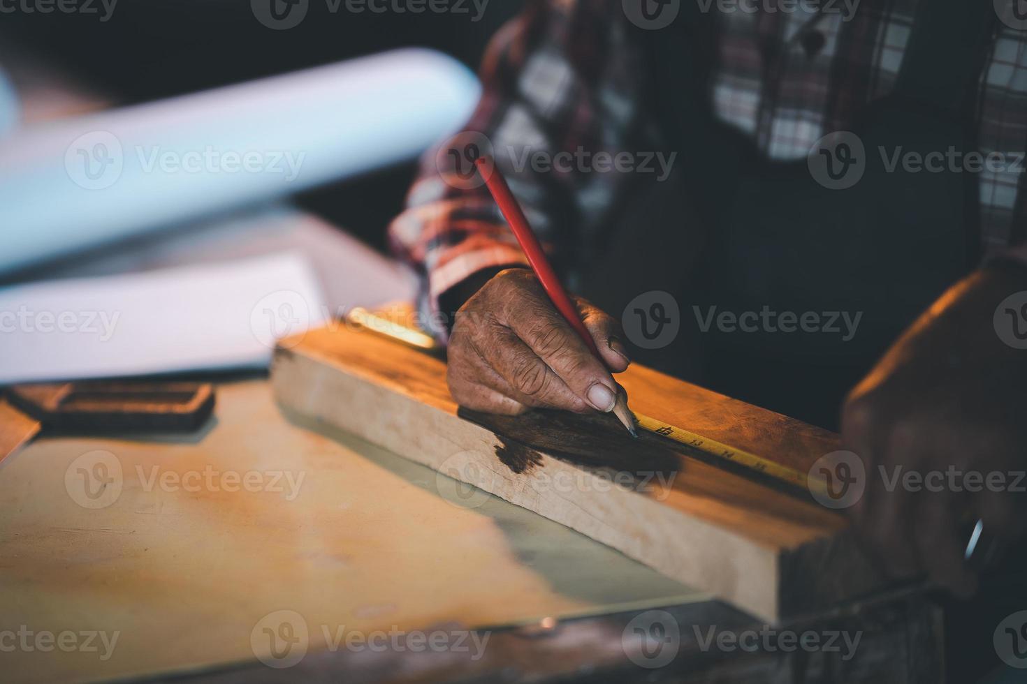 carpentiere senior che lavora su macchine per la lavorazione del legno in falegnameria. donna lavora in una falegnameria. foto