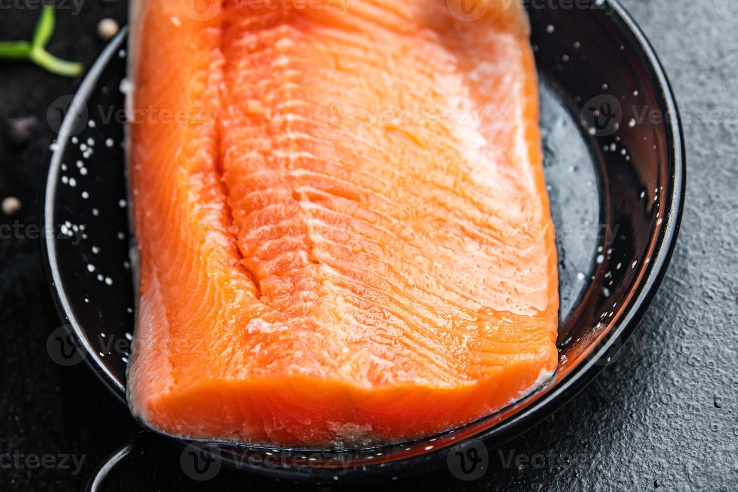 salmerino filetto di salmone crudo pesce pasto cibo sul tavolo foto