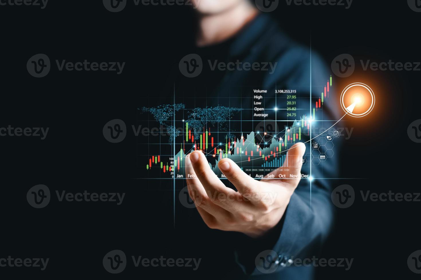 pianificazione concettuale e strategia. l'uomo d'affari tiene un tablet e visualizza un ologramma virtuale di statistiche, grafici e grafici con frecce verso l'alto su uno sfondo scuro. mercato azionario. crescita aziendale. foto