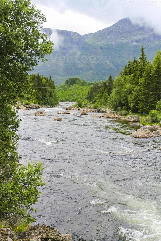 che scorre bellissimo fiume turchese lago con pietre a Ulsak, Norvegia. foto