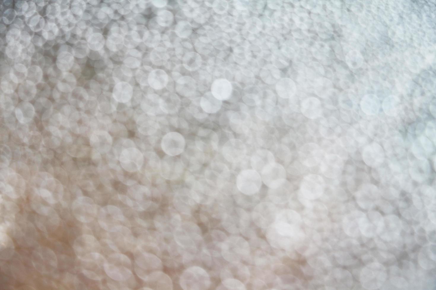 sfocate di gocce d'acqua sul vetro della finestra. sfondo astratto di gocce di pioggia sfocate. foto