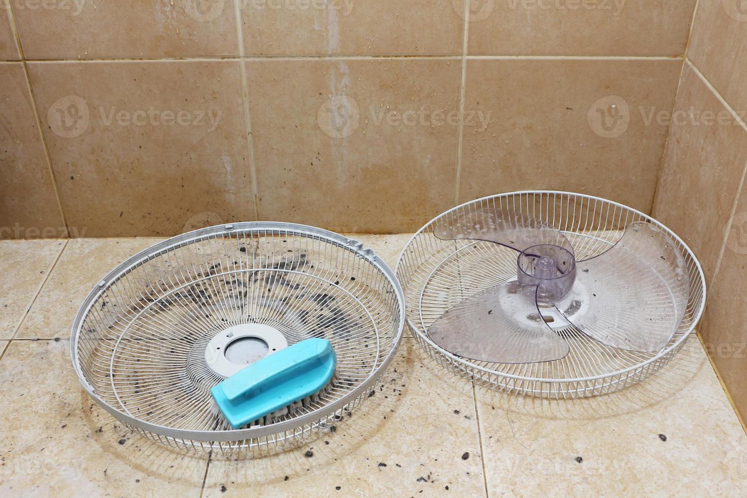 pulire le parti di un ventilatore nella stanza di lavaggio. foto