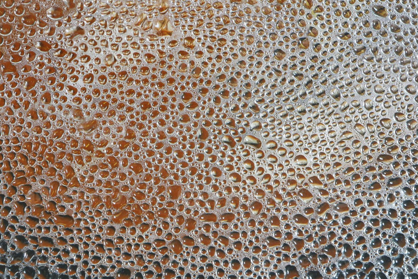 texture astratta delle goccioline d'acqua sul vetro della finestra per lo sfondo. foto