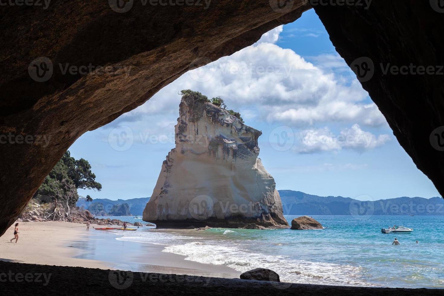 spiaggia della baia della cattedrale vicino a hahei foto