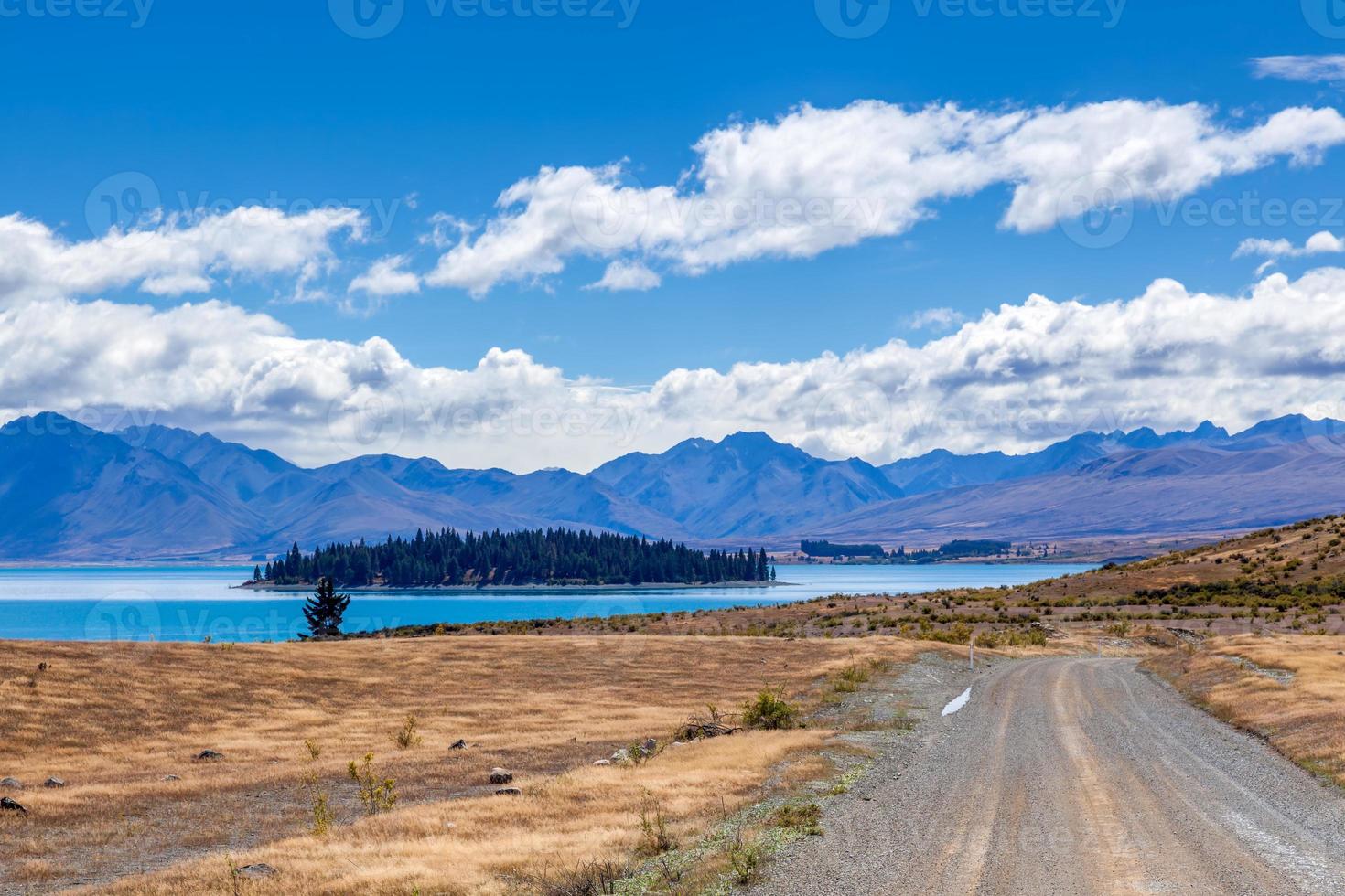 strada sterrata che corre intorno al lago tekapo foto