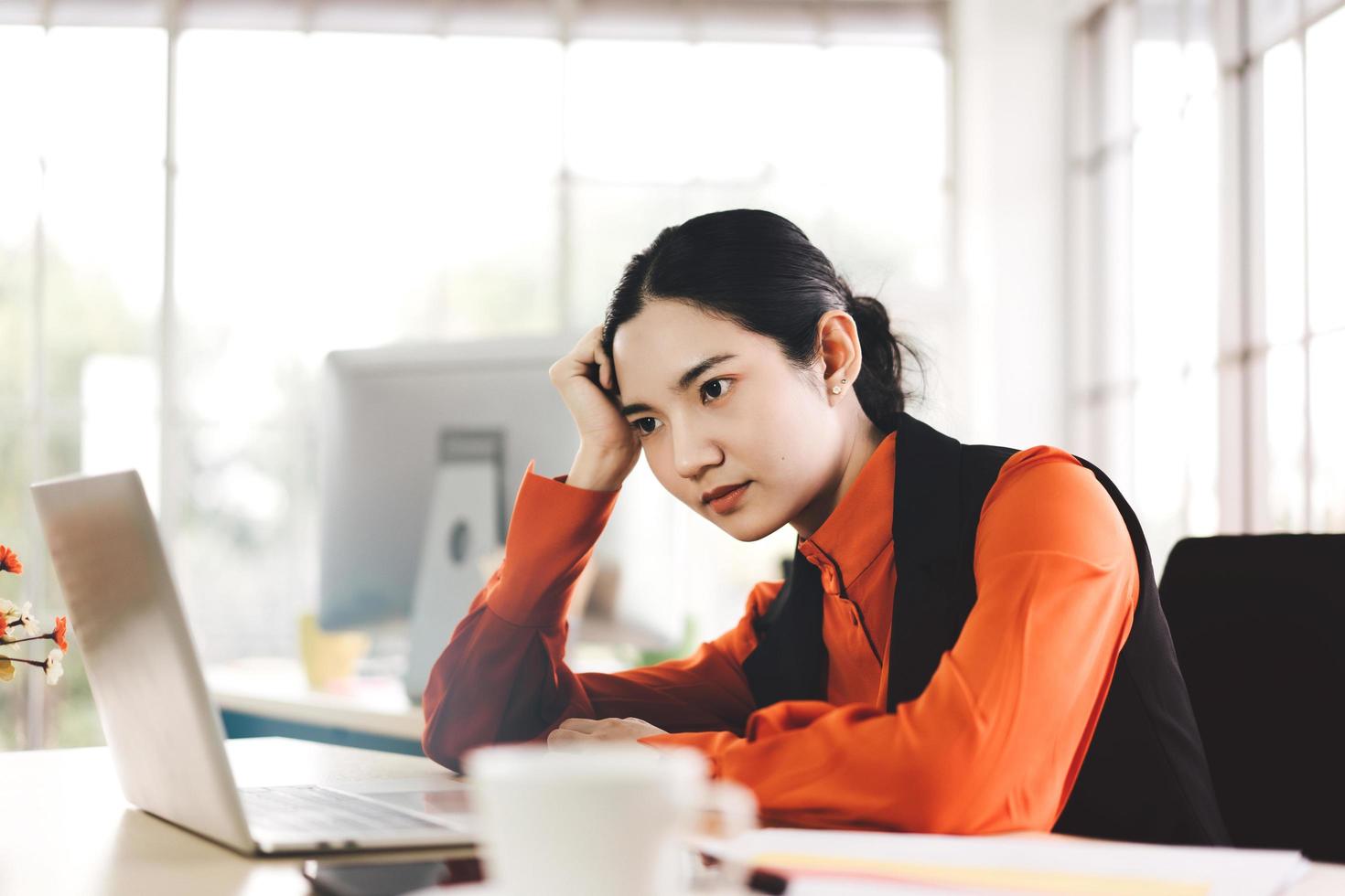 donna d'affari asiatica ha frustrato stressato e provato. foto