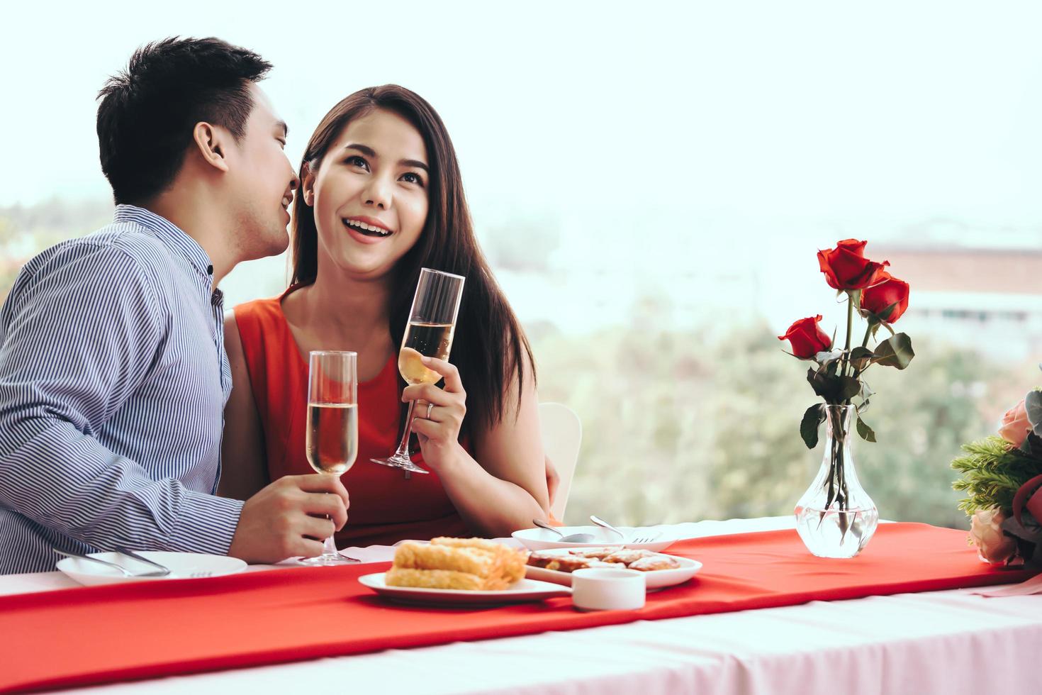 adulto asiatico amante coppia uomo e donna mano tenere un champagne. foto
