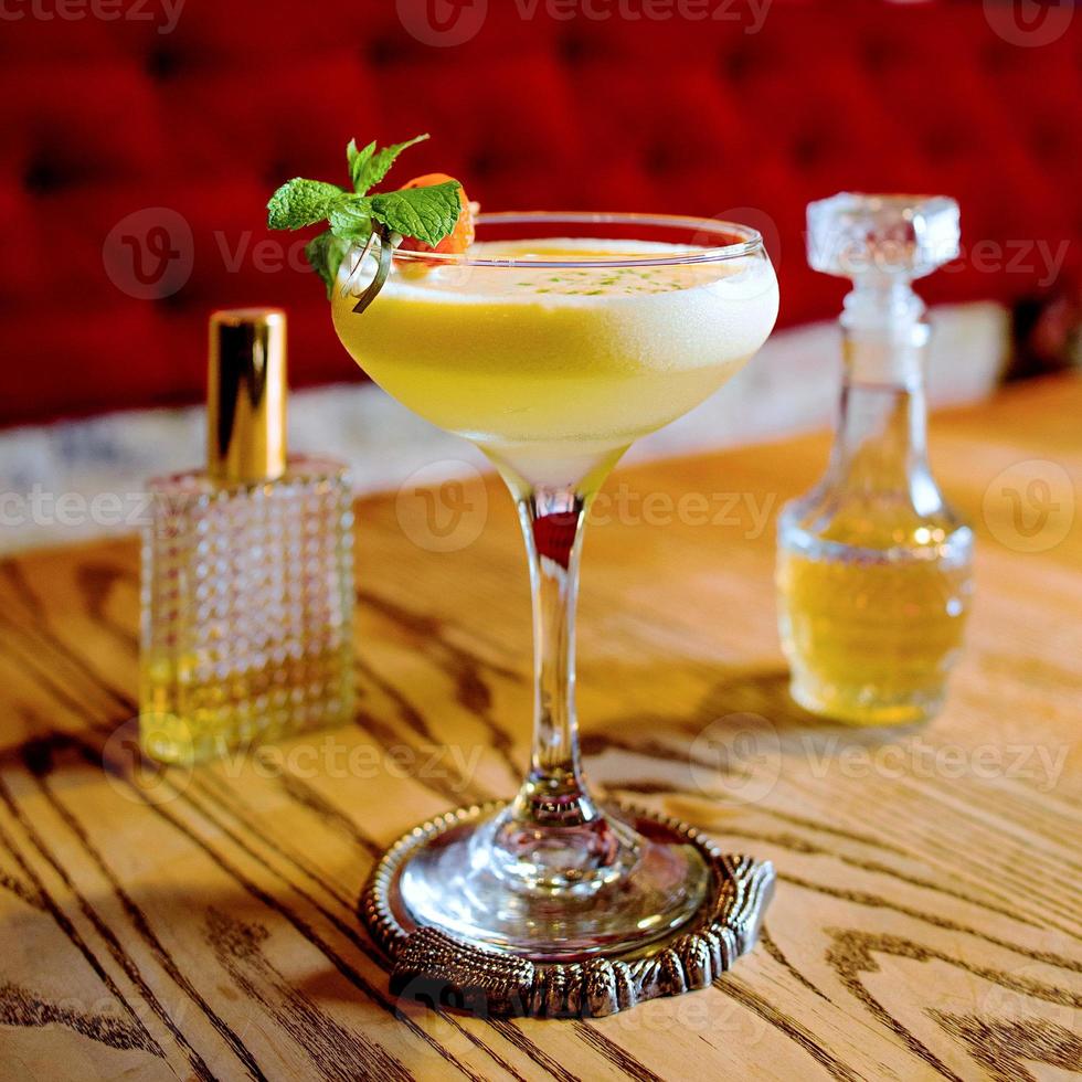 cocktail acido pisco sul tavolo al bar foto
