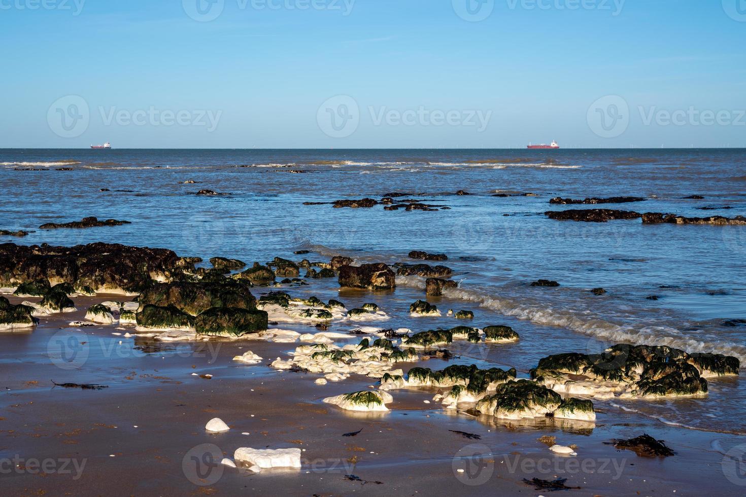 rocce di gesso esposte con la bassa marea nella baia botanica vicino a broadstairs nel kent foto