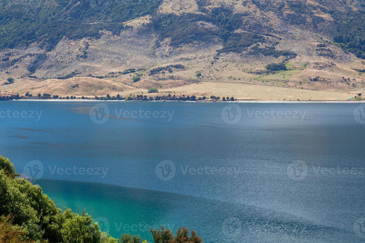 vista panoramica del lago hawea in nuova zelanda foto