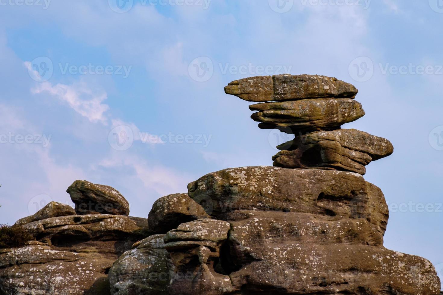 vista panoramica delle rocce di Brimham nel parco nazionale delle dales dello yorkshire foto