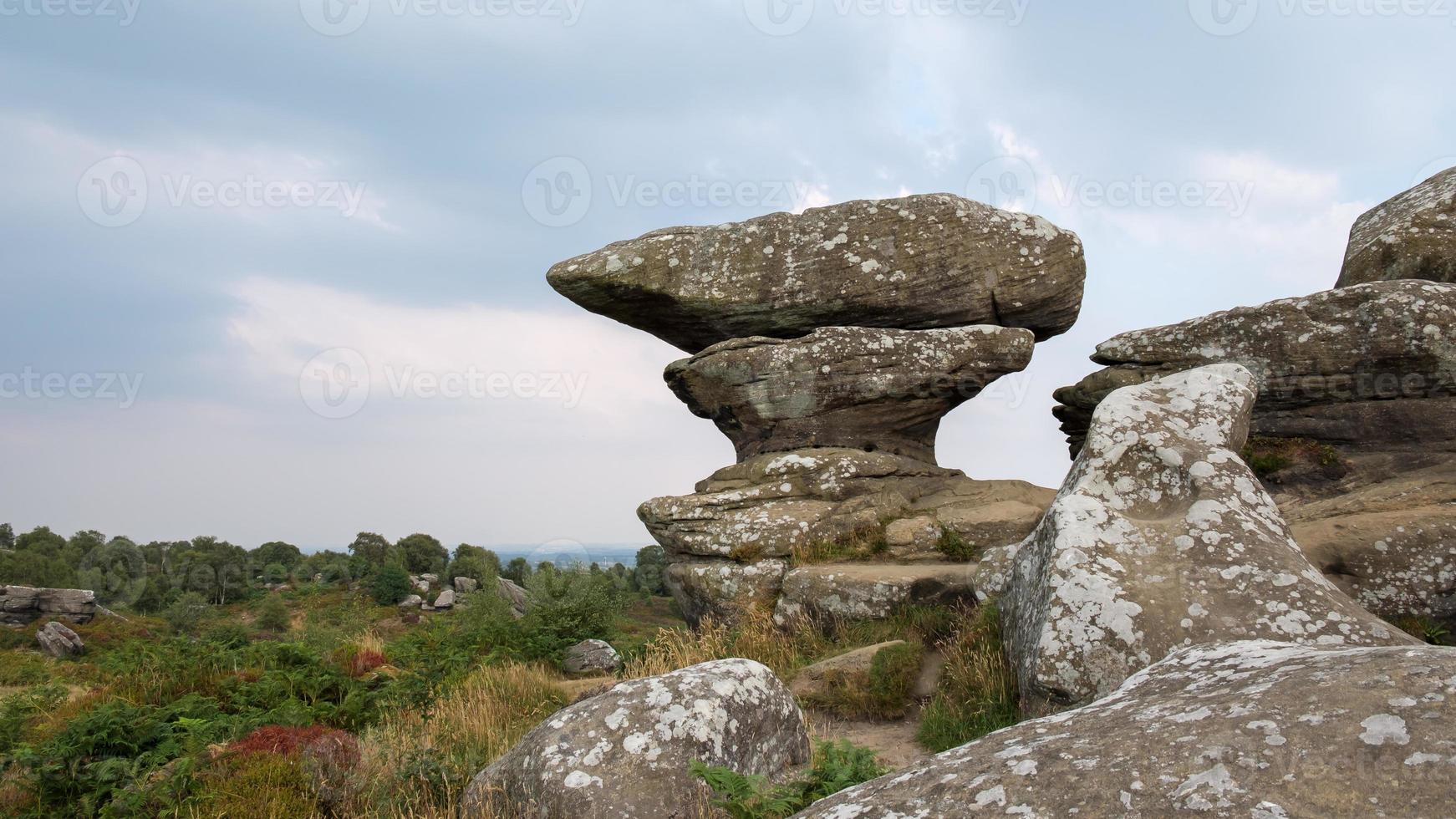 vista panoramica delle rocce di Brimham nel parco nazionale delle dales dello yorkshire foto