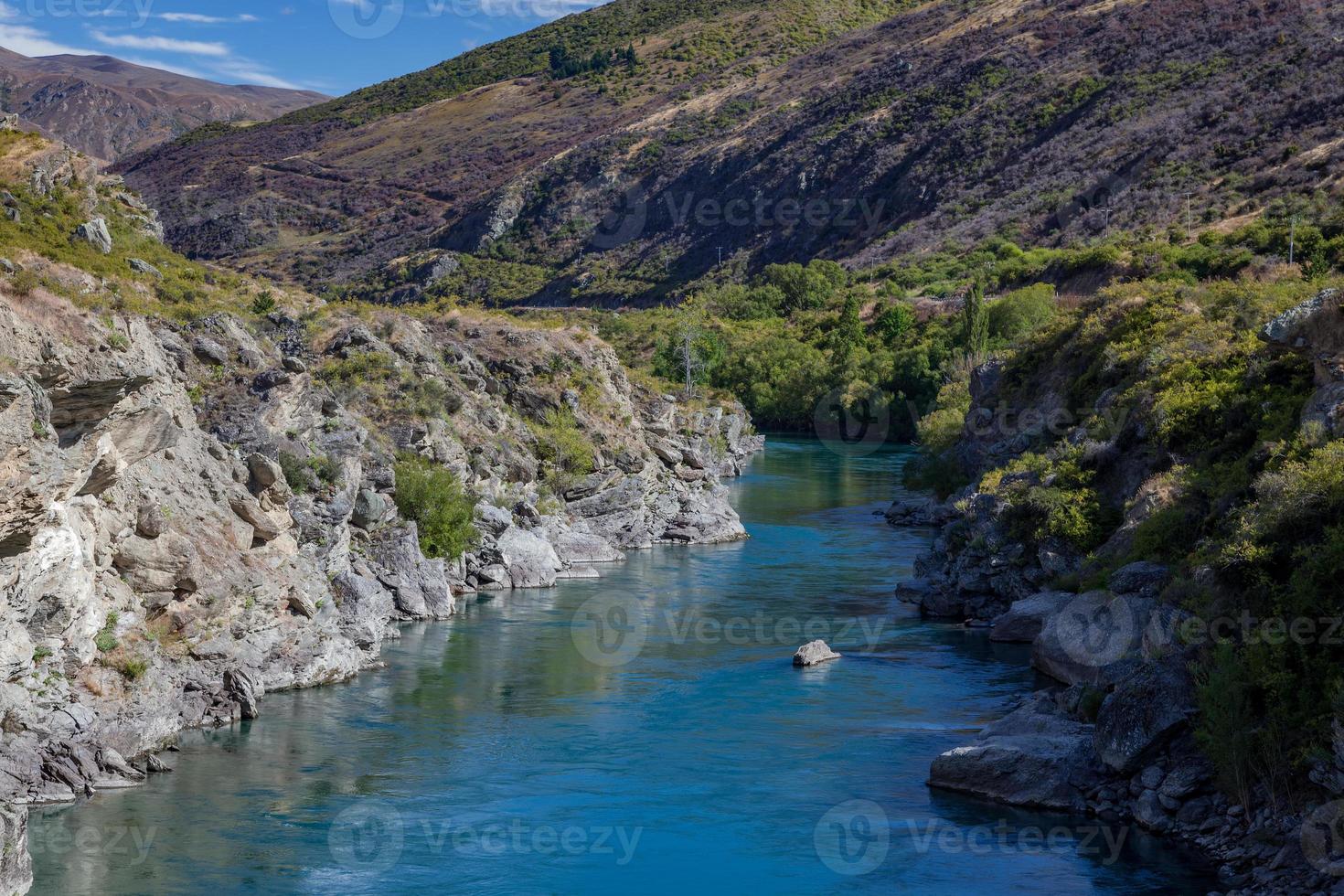 Visualizza in basso la gola del fiume kawarau in Nuova Zelanda foto