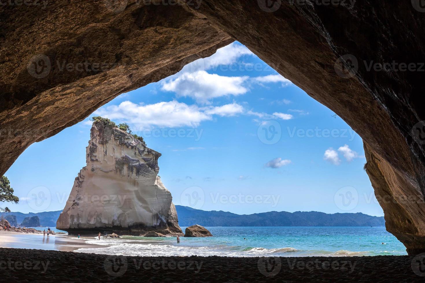 spiaggia della baia della cattedrale vicino a hahei foto